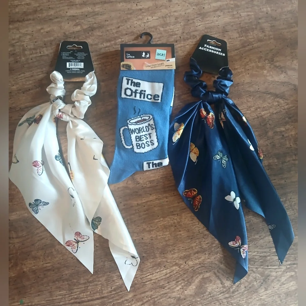 NEW WOMENS BLUE AND CREAM BUTTERFLY SCRUNCHIES 🦋PLUS A PAIR OF THE OFFICE SOCKS - Picture 1 of 3